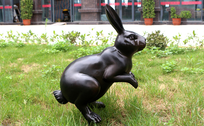 铜兔子雕塑