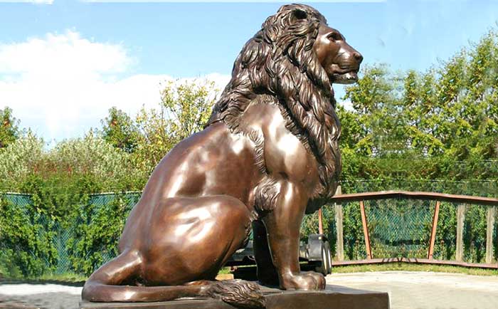 铜狮子雕像